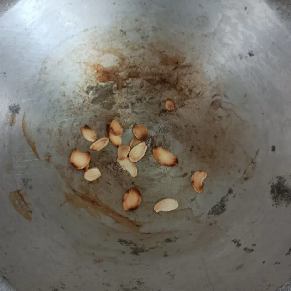 Sangrai sampai garing atau kadar airnya berkurang.