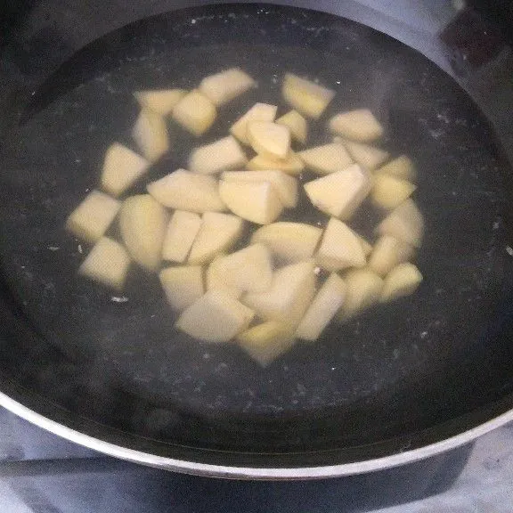 Rebus kentang hingga setengah empuk setelah itu angkat dan tiriskan.