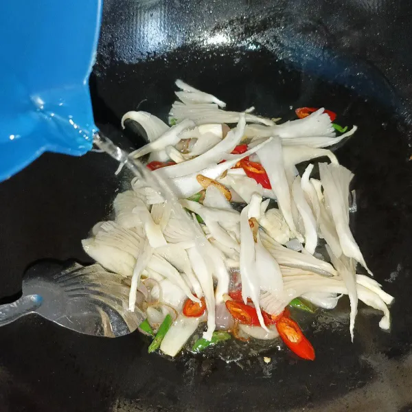 Tuang air dan masak sampai jamur matang.