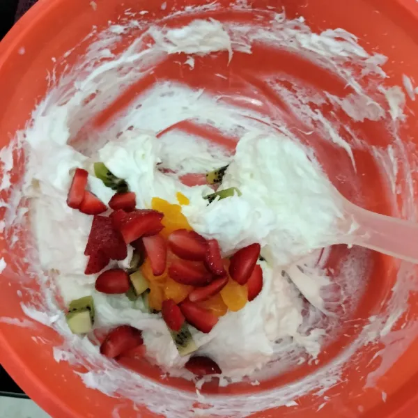 Tambahkan buah strawberry dan jeruk aduk sampai rata.
