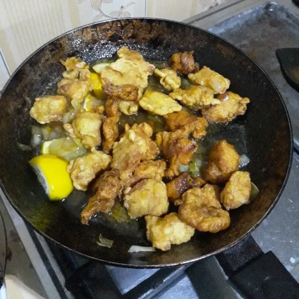 Masukkan ayam yang telah di goreng, aduk merata dengan saus lalu matikan kompor. Ayam saus lemon siap disajikan.