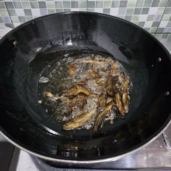 Goreng ikan salai selais hingga garing dengan api kecil, tiriskan.