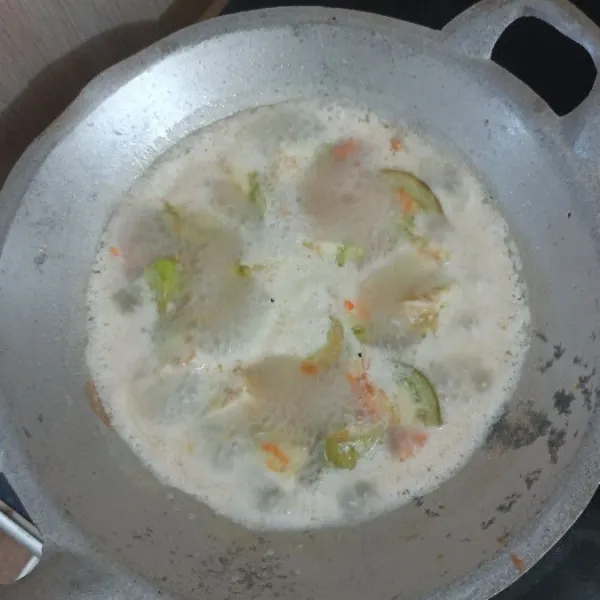 Didihkan dan masak sampai terongnya empuk.
