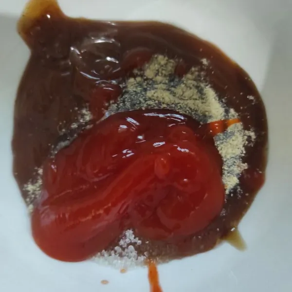 Siapkan bumbu saus dalam mangkuk.