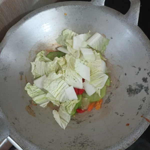Masukkan sawi.