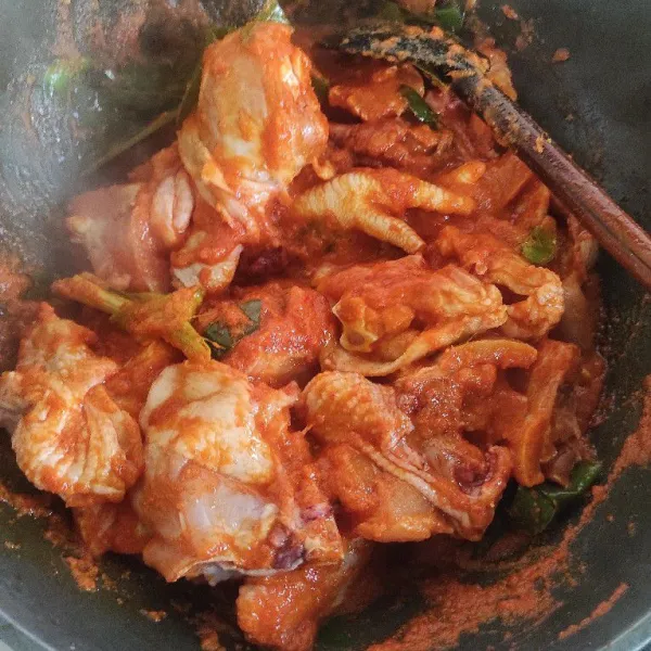Masukkan ayam, aduk rata.