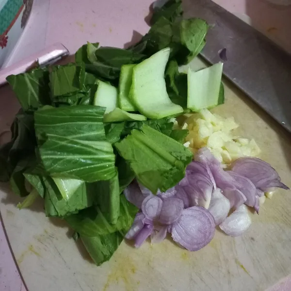 Iris bawang merah dan bawang putih, sisihkan.