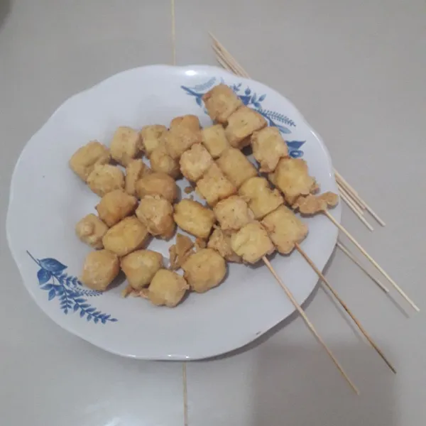 Angkat dan tiriskan. Tusuk tusuk menggunakan tusuk sate.