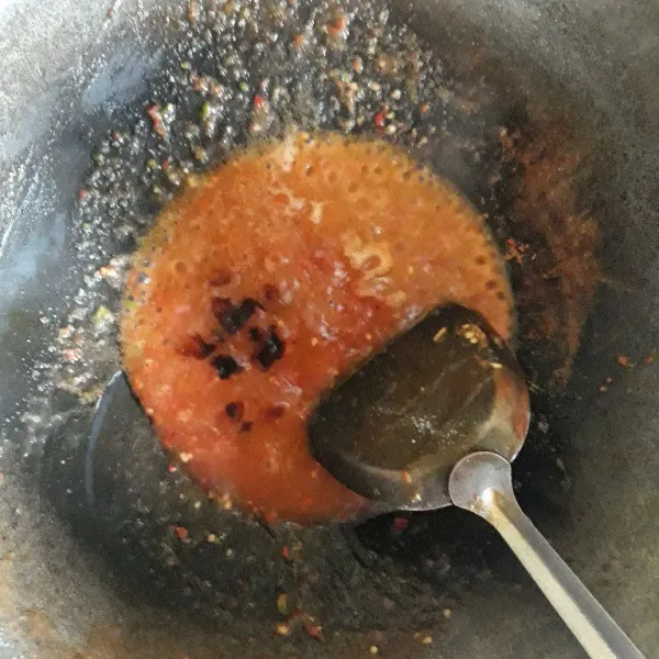 Tumis bumbu halus sampai matang. Beri saus tiram, saus sambal, dan saus tomat, serta kecap manis dan lada bubuk.