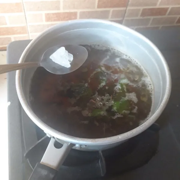 Tambahkan gula batu, masak hingga gula larut.