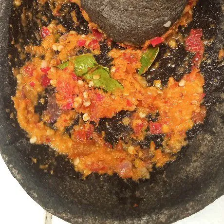 Haluskan bahan bumbu, Kemudian tambahkan daun jeruk.