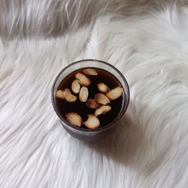Taburkan kacang almond di bagian atas kopi rempah ini.