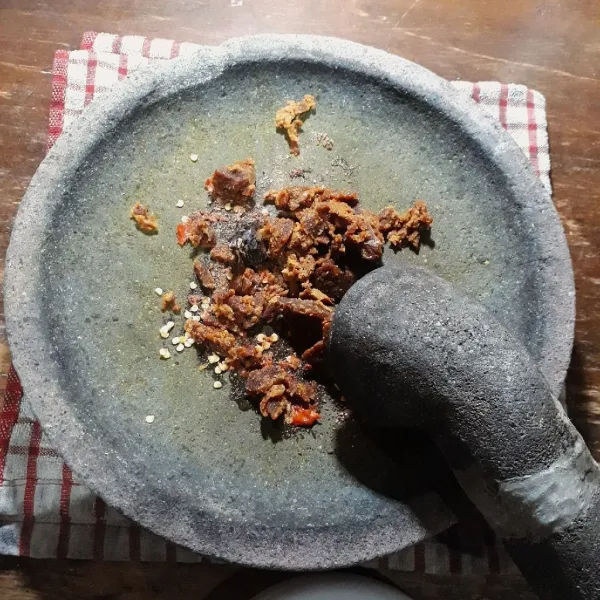 Tambahkan gula merah dan asam jawa, ulek halus.