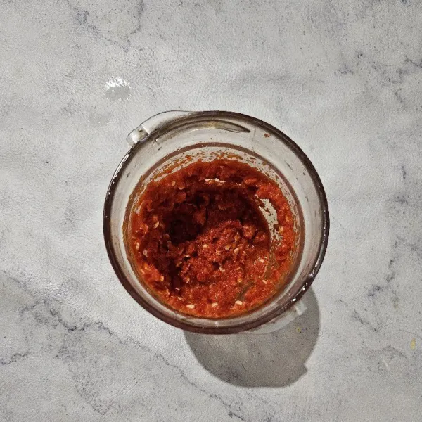 Haluskan cabe merah keriting, cabe rawit merah dan bawang merah, sisihkan.