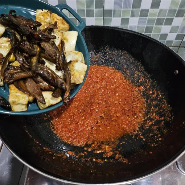 Masukkan ikan salai dan putih telur yang sudah digoreng.