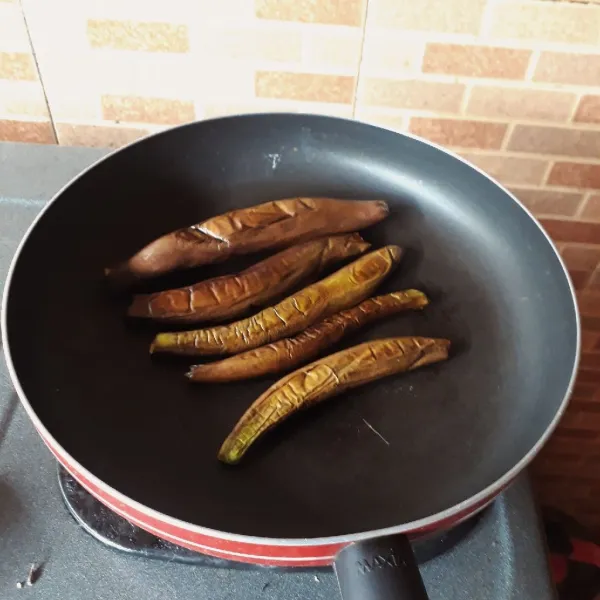 Panggang terong dalam teflon dengan api kecil hingga layu dan matang.