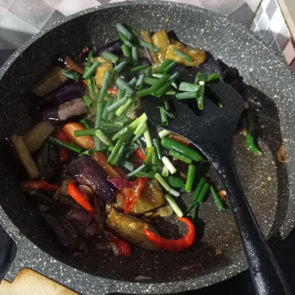 Masukkan terong, cabe ijo, cabe merah, air, garam, gula, lada bubuk, saus tiram, dan kecap manis, aduk rata dan masak sampai matang. Cek rasa, terakhir beri irisan daun bawang, aduk rata dan matikan api.