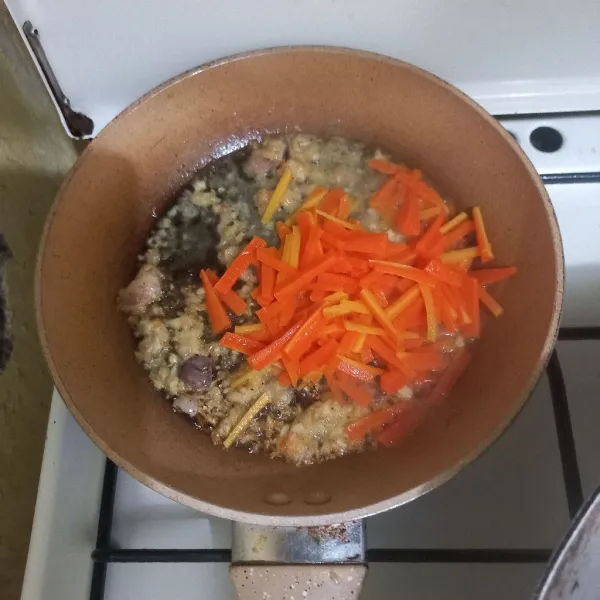 Masukkan potongan wortel dan air secukupnya.