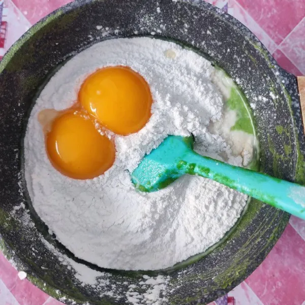 Setelah dingin, tambahkan kuning telur, tepung ketan, tepung beras dan pasta pandan. Aduk rata kemudian saring.