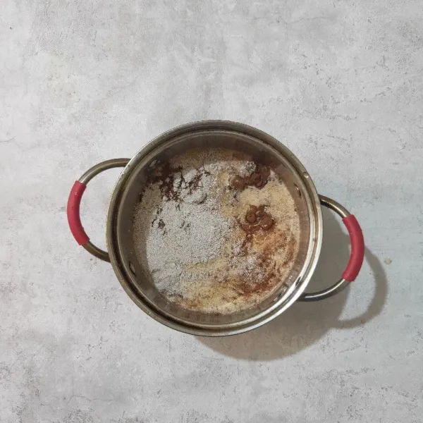 Tambahkan bubuk kopi, coklat batangan, gula dan susu cair. Aduk rata.