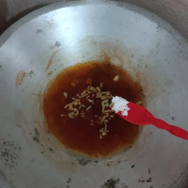 Masukkan seasoning seperti garam dan lada.
