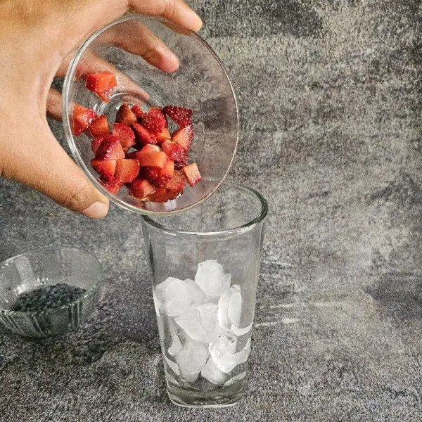 Setelah itu masukkan buah strawberry.