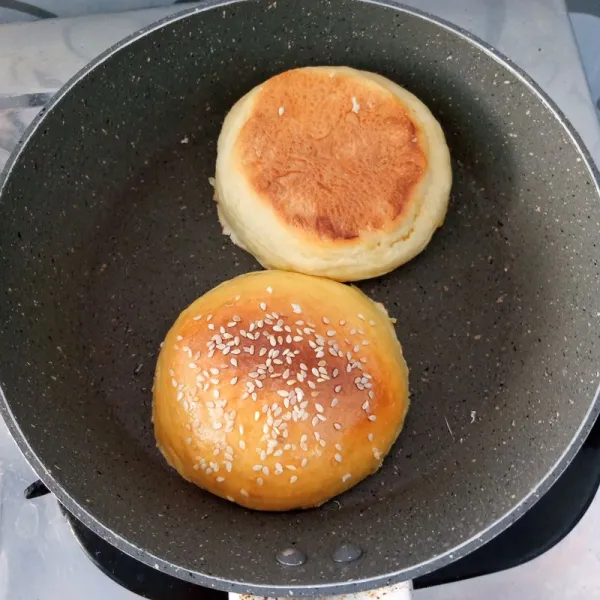 Potong roti burger menjadi dua. Beri olesan margarin kemudian panggang.