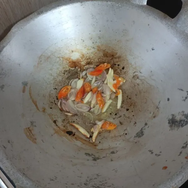 Masukkan cabe rawit. Oseng asal rata.