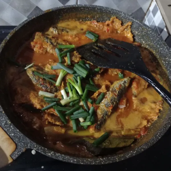 Masak sampai tanak lalu koreksi rasa, beri irisan daun bawang, aduk rata.