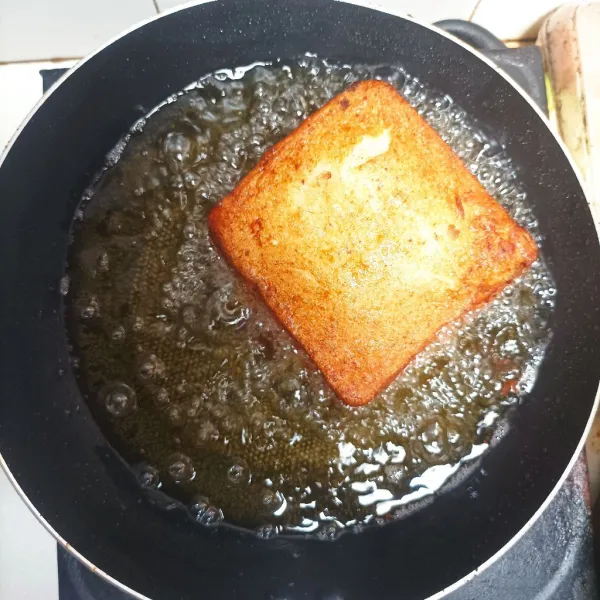 Goreng toast dengan minyak hingga kecoklatan. Angkat lalu tiriskan.
