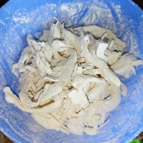 Masukkan jamur tiram dan aduk-aduk sampai jamur terbaluri tepung.