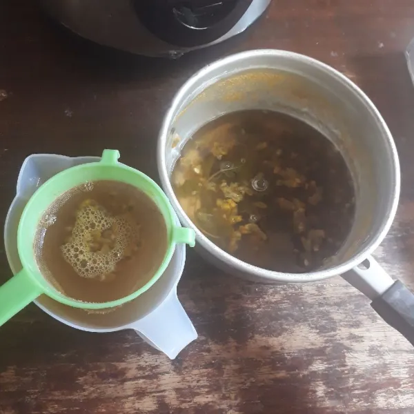 Diamkan hingga hangat kuku dan saring.