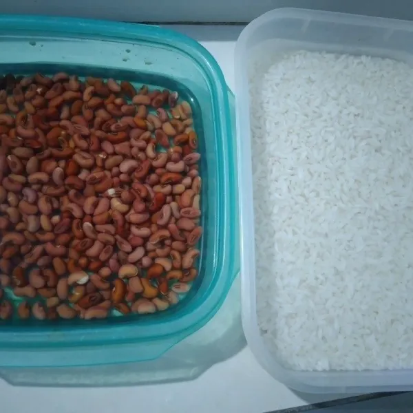 Rendam beras dan kacang kurang lebih selama dua jam