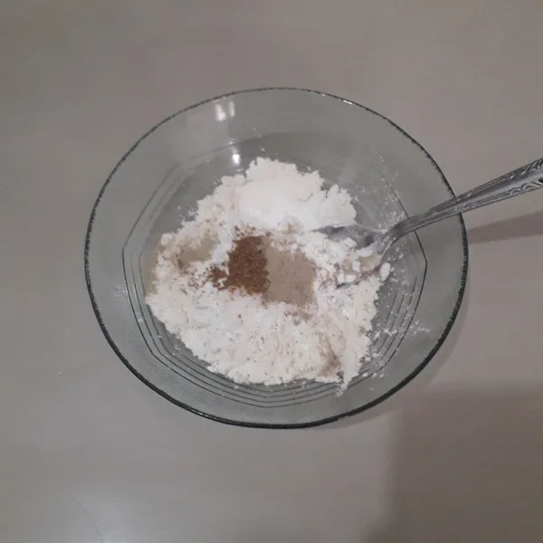 Campurkan tepung terigu dan tepung beras. Bumbui dengan masing-masing 1 sendok teh ( bawang putih bubuk,garam,kaldu ayam,ketumbar dan lada). Aduk-aduk sampai semua tercampur.