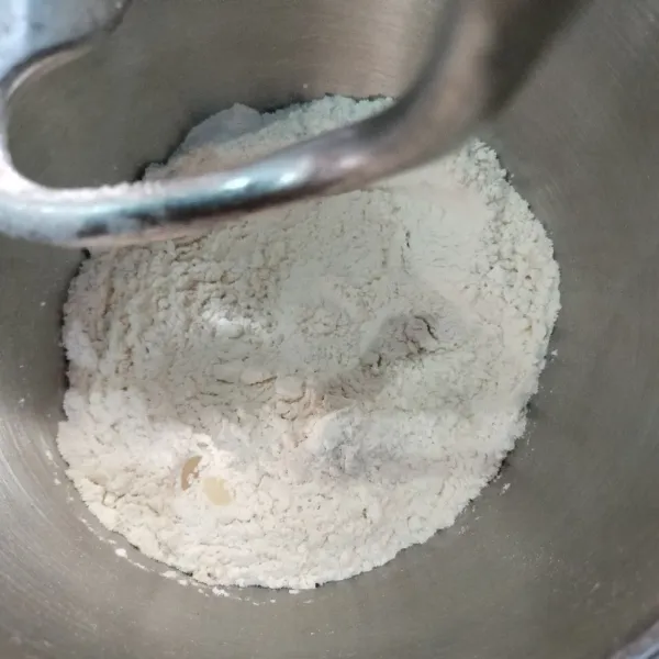 Langkah yang pertama masukkan tepung terigu, gula pasir, dan ragi instan aduk rata.