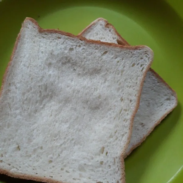 Pipihkan roti tawar di kedua sisinya.