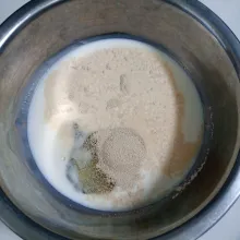Campur susu uht, gula pasir, telur dan ragi instan. Kocok sampai gula larut.