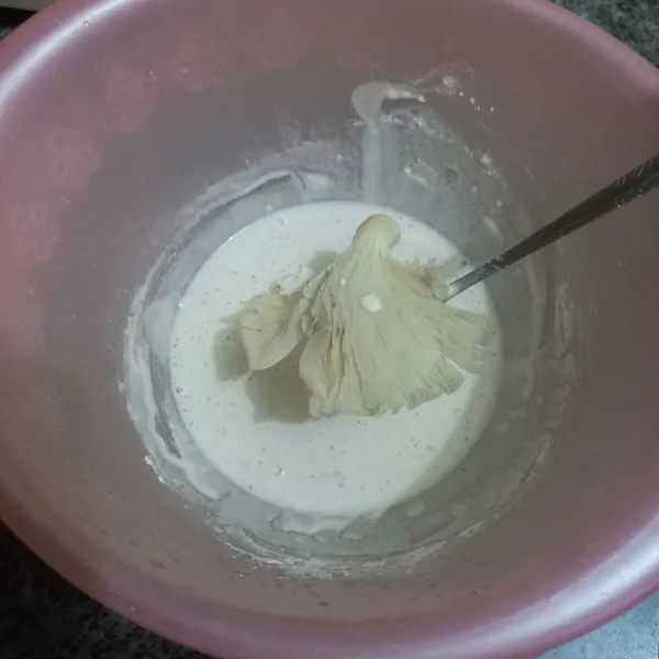 Celupkan jamur tiram pada adonan tepung.