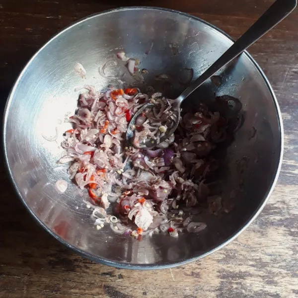 Tambahkan terasi, garam, air jeruk limau dan minyak kelapa, aduk rata dan koreksi rasa.