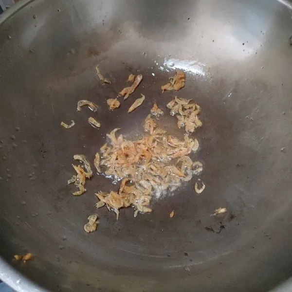 Panaskan minyak secukupnya, lalu tumis udang rebon sampai harum.