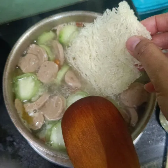 Setelah itu masukkan bihun, masak hingga bihun mengembang.