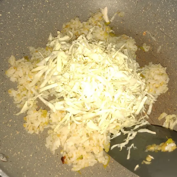 Tambahkan kol, masak sampai layu saja.
