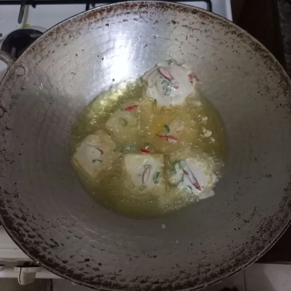 Goreng tahu hingga matang.