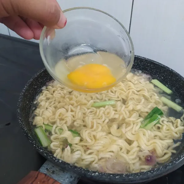 Masukkan telur lalu aduk rata.