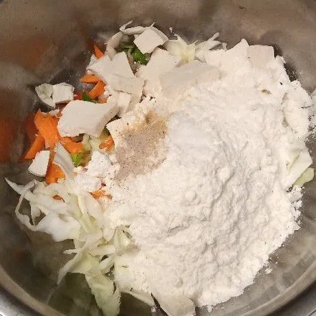 Tambahkan terigu, tepung beras, kaldu bubuk, merica bubuk, garam halus secukupnya.