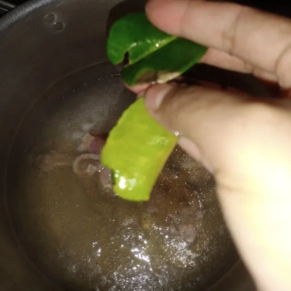 Rebus ayam, lalu masukkan daun jeruk.