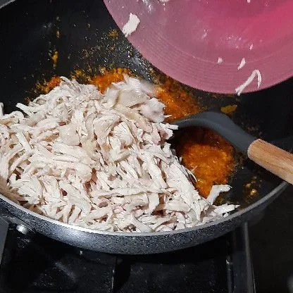 Masukkan ayam ke dalam wajan dan tambahkan air, lalu aduk rata, Masak hingga bumbu meresap