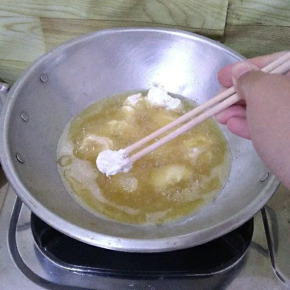 Goreng ayam tepung ke dalam minyak panas hingga golden brown.