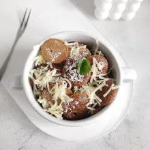 Beri toping keju parut dan gula halus, sajikan selagi hangat.