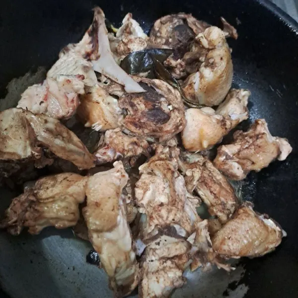 Cuci bersih tulangan lalu ungkep.